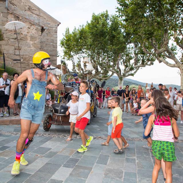 Les Grimaldines Dans Les Rues Festival Golfe De Saint Tropez (14)