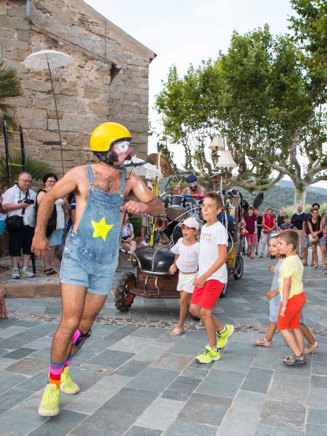 Les Grimaldines Dans Les Rues Festival Golfe De Saint Tropez (14)