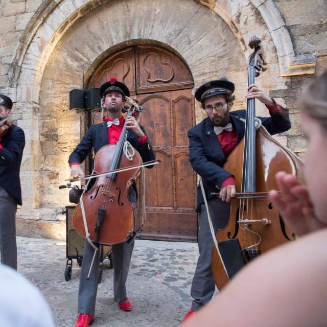 Les Grimaldines Dans Les Rues Festival Golfe De Saint Tropez (22)