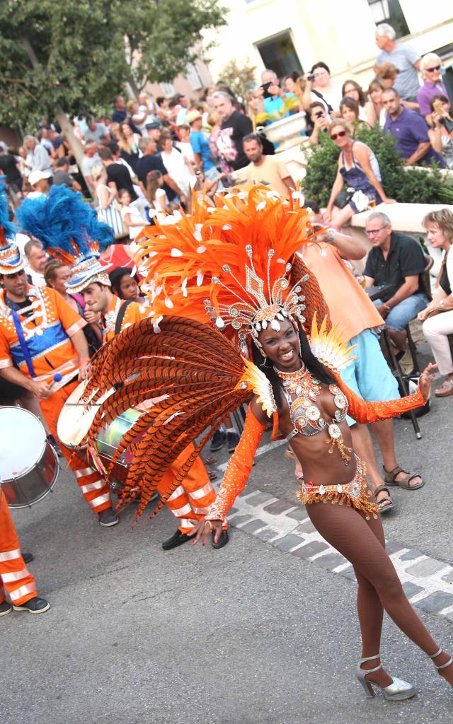 Les Grimaldines Dans Les Rues Festival Golfe De Saint Tropez (24)