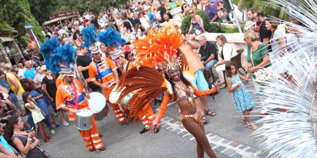 Les Grimaldines Dans Les Rues Festival Golfe De Saint Tropez (24)