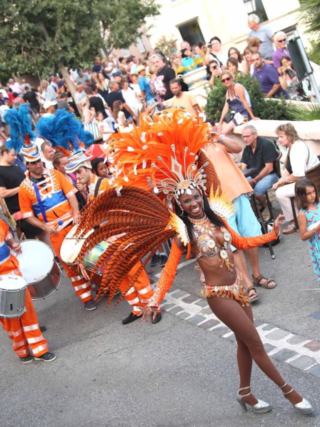 Les Grimaldines Dans Les Rues Festival Golfe De Saint Tropez (24)