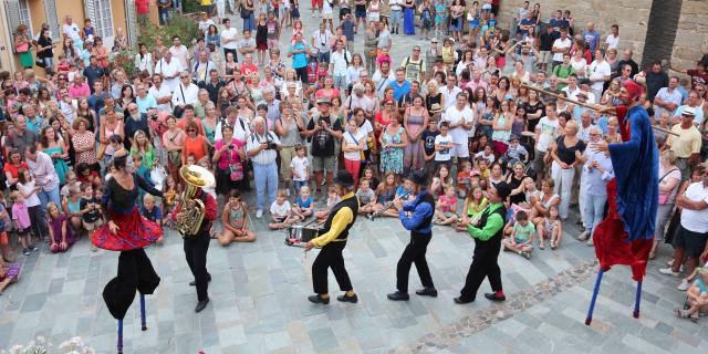 Les Grimaldines Dans Les Rues Festival Golfe De Saint Tropez (34)