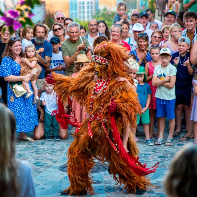 Les Grimaldines Dans Les Rues Festival Golfe De Saint Tropez (57)